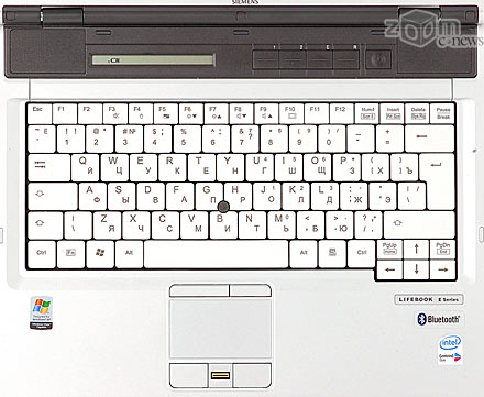У Fujitsu Siemens есть дополнительный указатель типа Trackpoint и сканер отпечатков пальцев